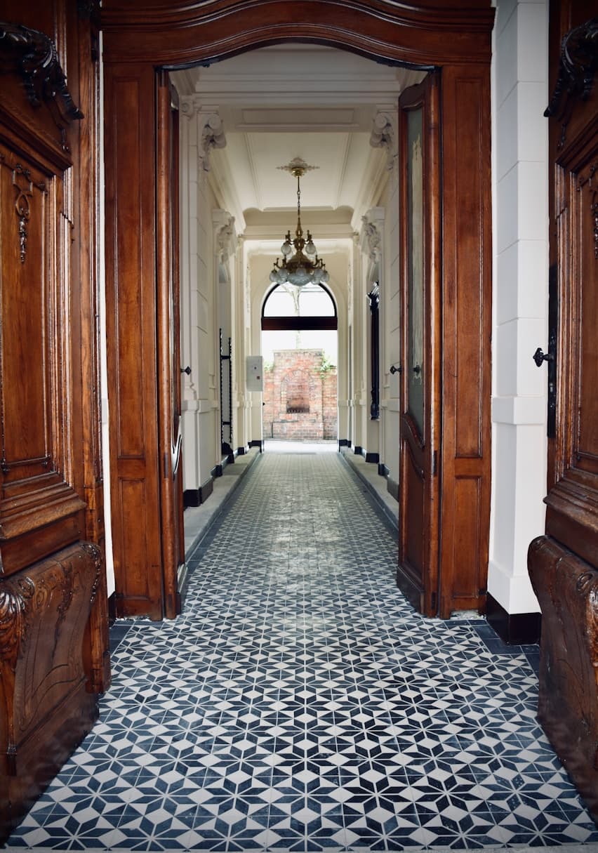 Couloir avec carrelage traditionnel et boiseries